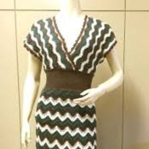 BCBGMAXAZRIA V-NECK SHORT SLEEVE KNIT DRESS